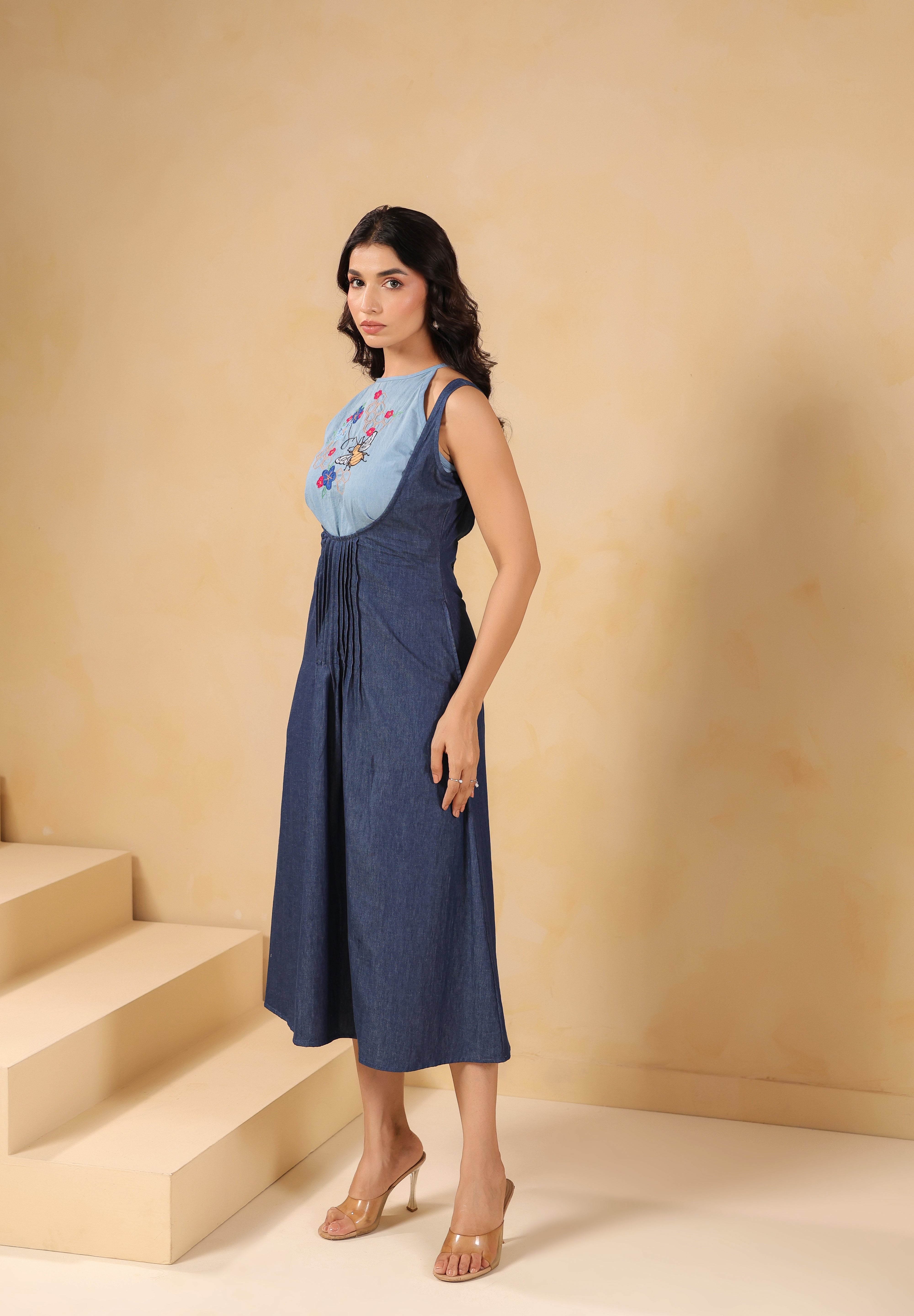 Close-up Honeybee Midi Dress – Embroidered bib with bee and floral motifs
