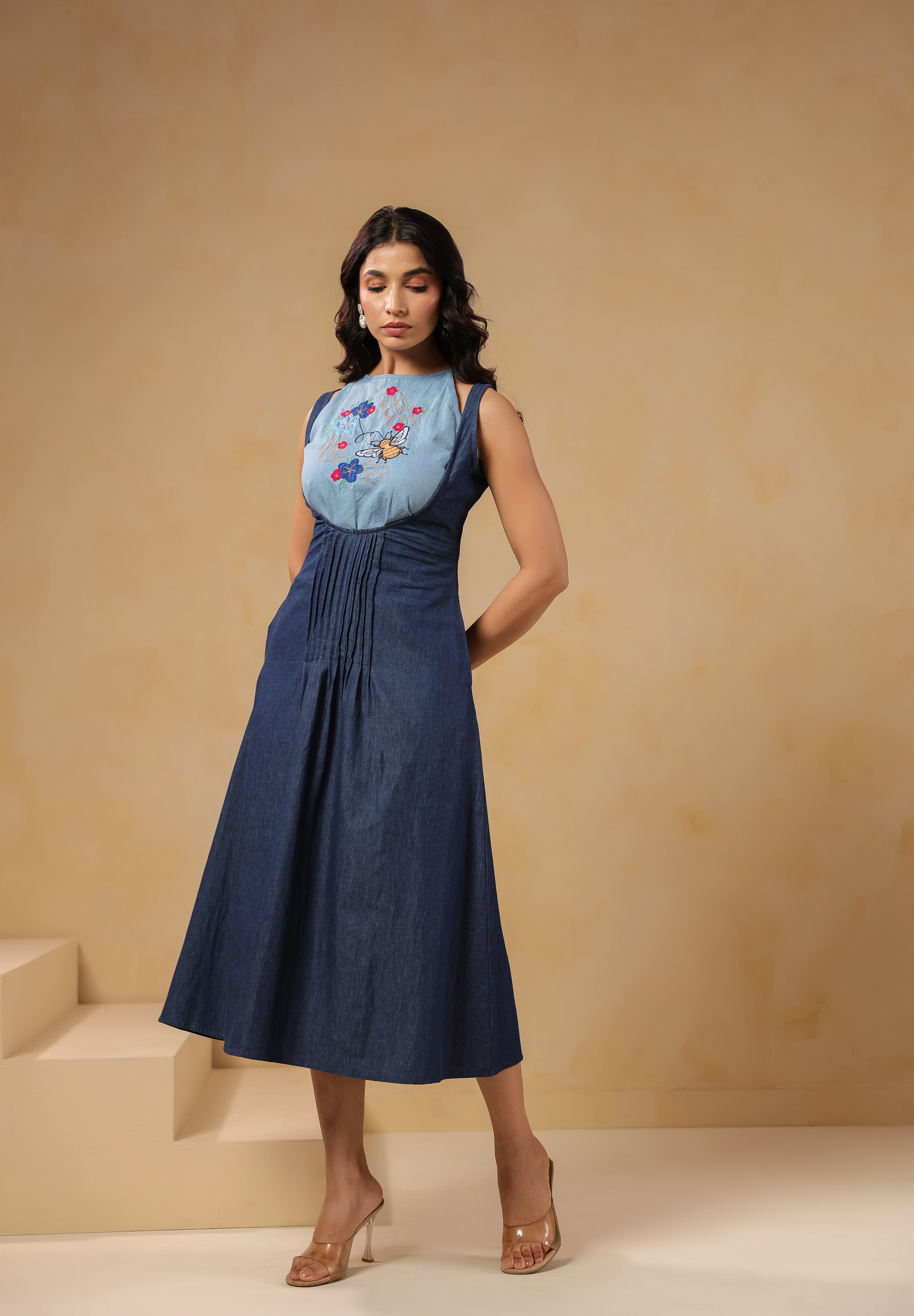 Elegant Honeybee Midi Dress – Relaxed fit denim midi with gathered waist and pockets